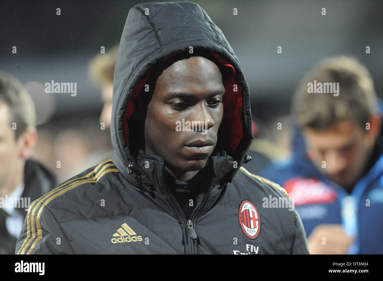 Neapel, Italien. 8. Februar 2014. Mailand Italienisch nach vorne Mario Balotelli lässt dem Feld Kopf nach unten am Ende der italienischen Serie A Fußballspiel zwischen SSC Napoli und dem AC Mailand im Stadio San Paolo am 8. Februar 2014. © Franco Romano/NurPhoto/ZUMAPRESS.com/Alamy Live-Nachrichten Stockfoto