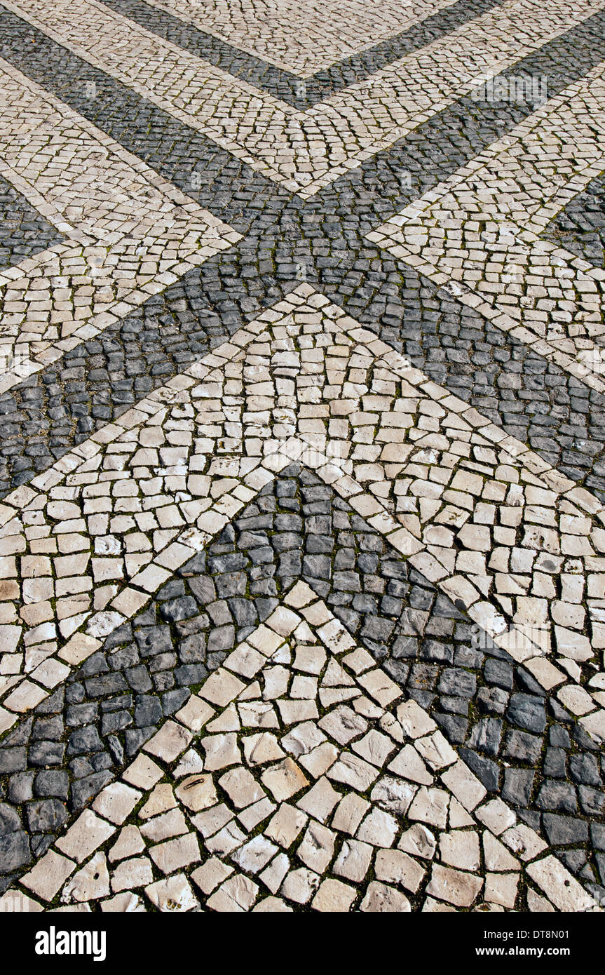 Mosaik-Kopfsteinpflaster überqueren Muster auf der Straße, Lagos Portugal Stockfoto