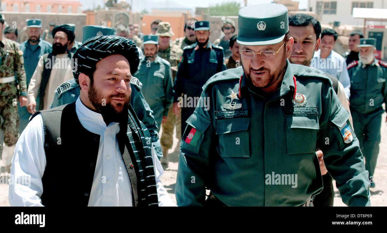 Amir Mohammad Akhundzada, Gouverneur der Provinz Uruzgan (links) und Generalmajor Salim Ehsas, Kommandant, afghanische Uniform Polizei Maiwand tour die Verbindung eines neuen provinziellen Hauptquartiers für die afghanische Polizei 31. Mai 2013 in Tarin Kowt, Uruzgan. Stockfoto