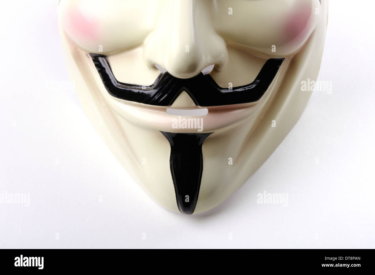 Konzeptbild von Guy Fawkes Maske auf neutralem Hintergrund. Stockfoto