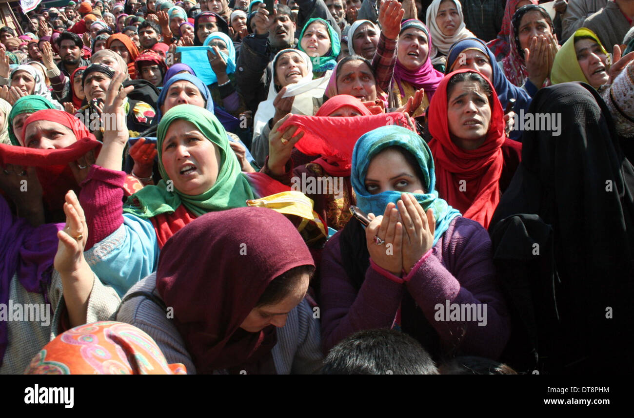 Srinagar, indisch verwalteten Teil Kaschmirs 12 Februar: Menschen beten vor dem Dastgeer Sahib-Heiligtum in Srinagar, der Sommerhauptstadt von indisch verwalteten Teil Kaschmirs. Anhänger aus über Kaschmir drängten den Schrein, die bei einem Brand im vergangenen Jahr um Verbeugung auf der jährlichen Urs des 11. Jahrhundert Sufi Prediger Scheich Abdul Qadir Jeelani, Zahlen ausgenommen ehrfürchtig als Dastgeer Sahib genannt von Kaschmiris umgebaut wurde. (Sofi Suhail / Alamy Live News) Stockfoto