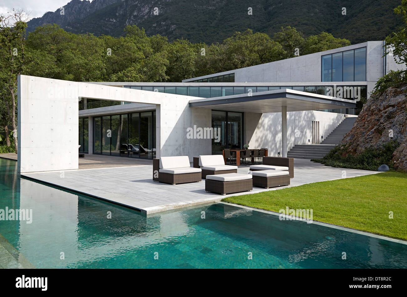 Casa Monterrey, Monterrey, Mexiko. Architekt: Tadao Ando, 2013. Alles in allem Außenansicht mit Sonnenterrasse und Pool. Stockfoto