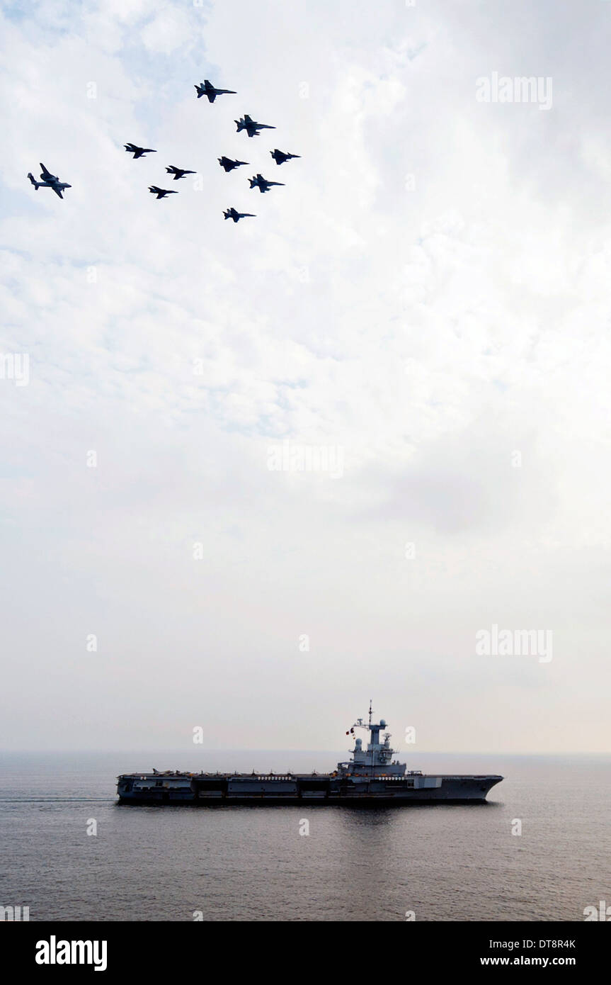 Amerikanische und französische militärische Flugzeuge fliegen über die U.S. Navy nuclear powered Flugzeugträger USS Harry S. Truman nach Gelenksoperationen mit den amerikanischen und französischen Flotten 31. Januar 2014 in den Golf von Oman. Stockfoto