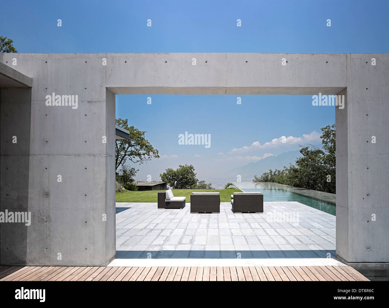 Casa Monterrey, Monterrey, Mexiko. Architekt: Tadao Ando, 2013. Zeigen Sie rund um Pool mit Liegestühlen an. Stockfoto