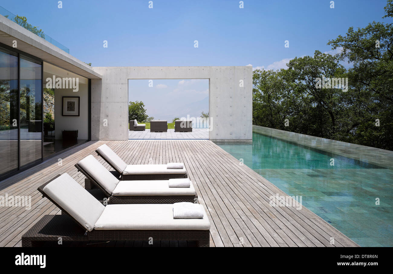 Casa Monterrey, Monterrey, Mexiko. Architekt: Tadao Ando, 2013. Zeigen Sie rund um Pool mit Liegestühlen an. Stockfoto