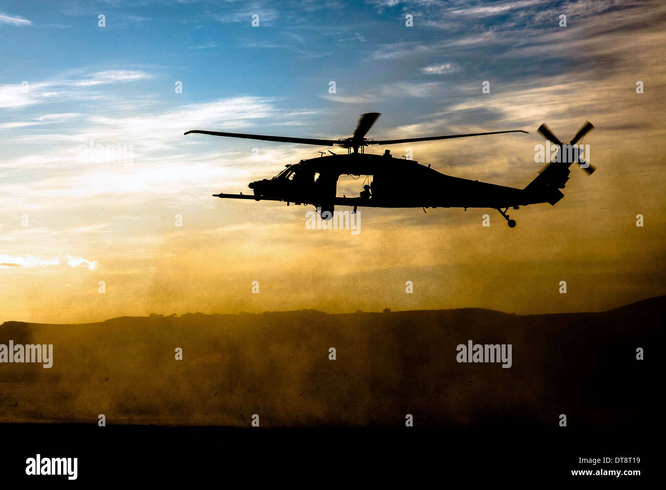 Ein uns Armee MH-60 Black Hawk-Hubschrauber mit dem 160th Special Operations Aviation Regiment startet während Spezialeinheiten Ausbildung bei Camp Roberts 29. Januar 2014 in San Luis Obispo, Kalifornien, Staub und Schmutz auf nehmen. Stockfoto