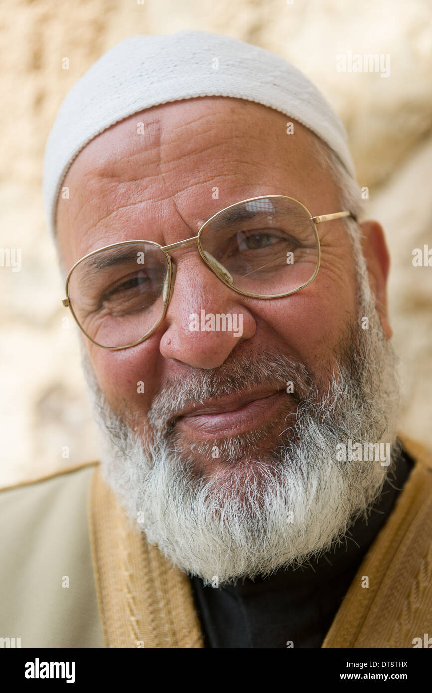Jordanischen Mann mit weißem Bart arbeiten bei Karak Schloß, Karak, Jordanien Stockfoto