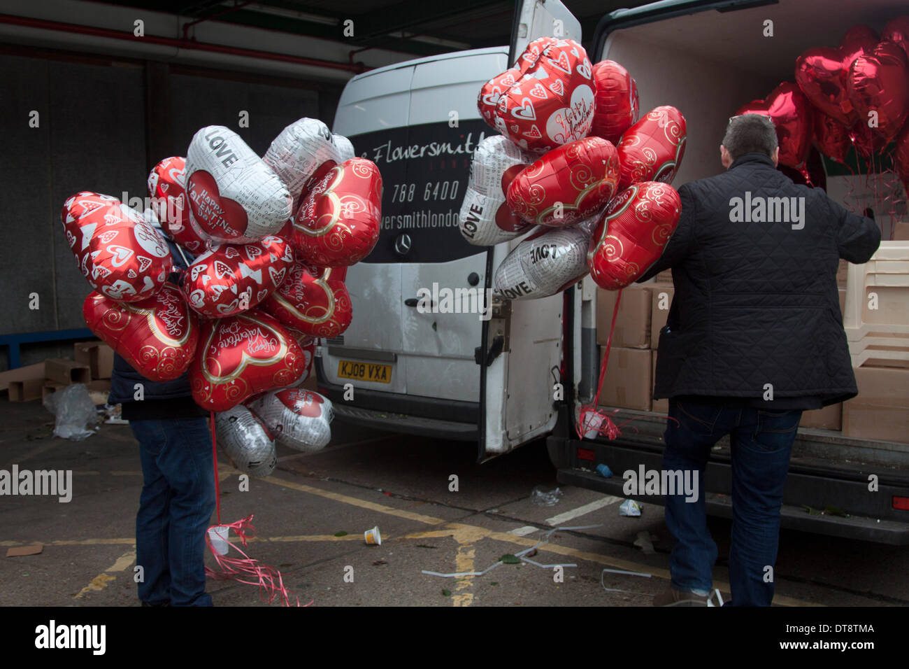 Vauxhall-London, UK. 12. Februar 2014. Großhandel Anbieter laden Valentine Ballons auf einen LKW in neuer Covent Garten ein paar Tage laufen bis zur St. Valentines Day. Neue Covent Garden Flower Market ist Londons premier Markt Strumpf eine Vielzahl von Blumen und Pflanzen die Briten Menschen dürften verbringen mehr als 50 Millionen Pfund auf Blumen für Valentines mit 99 Prozent auf Rosen Credit: Amer Ghazzal/Alamy Live-Nachrichten Stockfoto