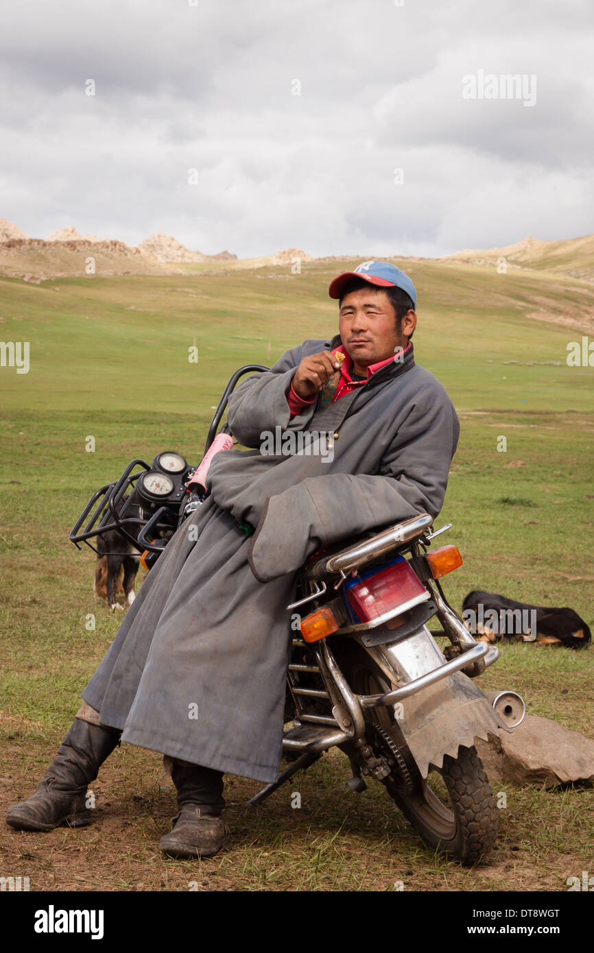 Ein mongolischer Nomade und seinem Motorrad Stockfoto