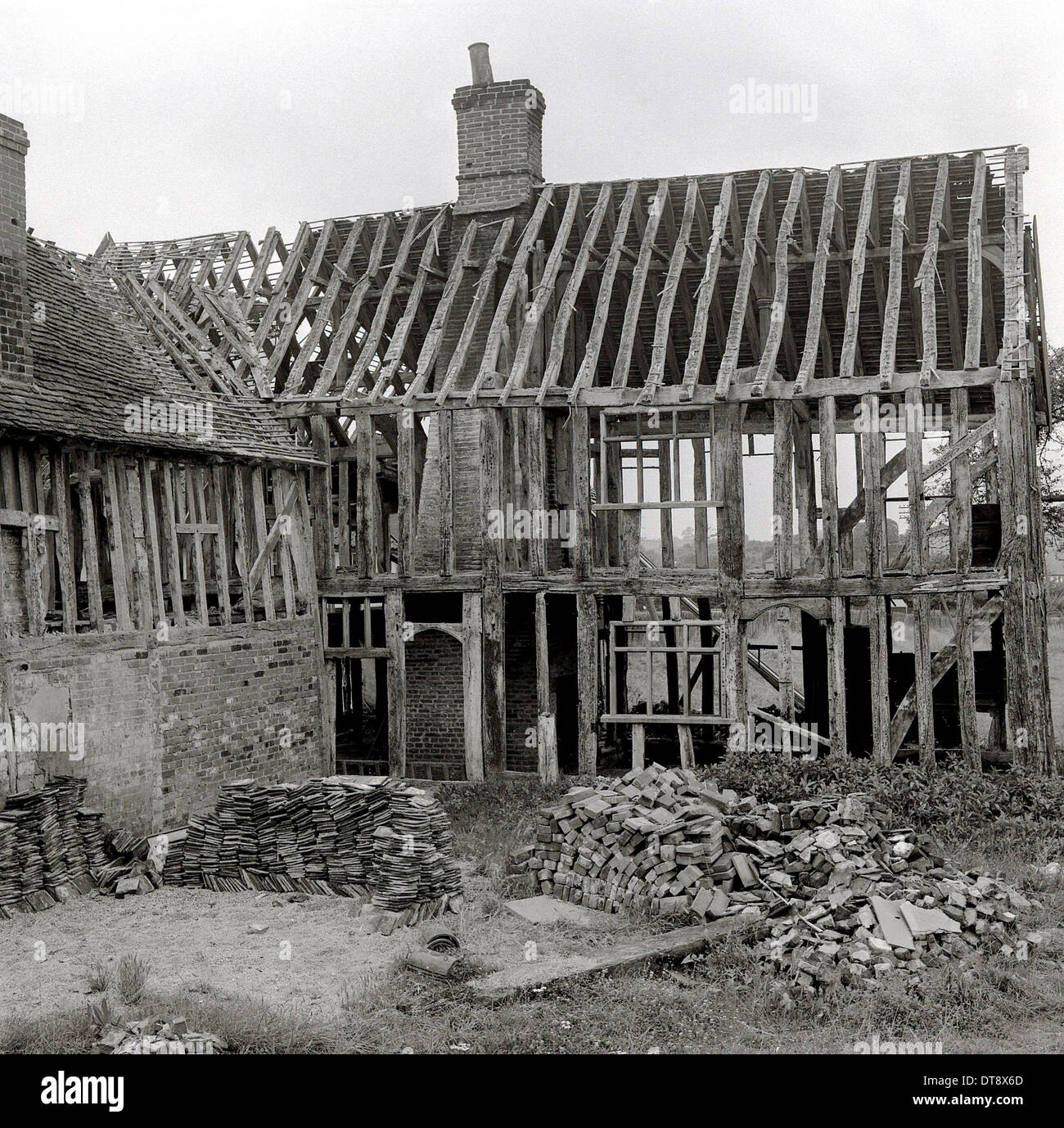 Historisches Bild von der 1950er Jahre zeigt eine alte mittelalterliche Haus oder Stall abgebaut. Stockfoto
