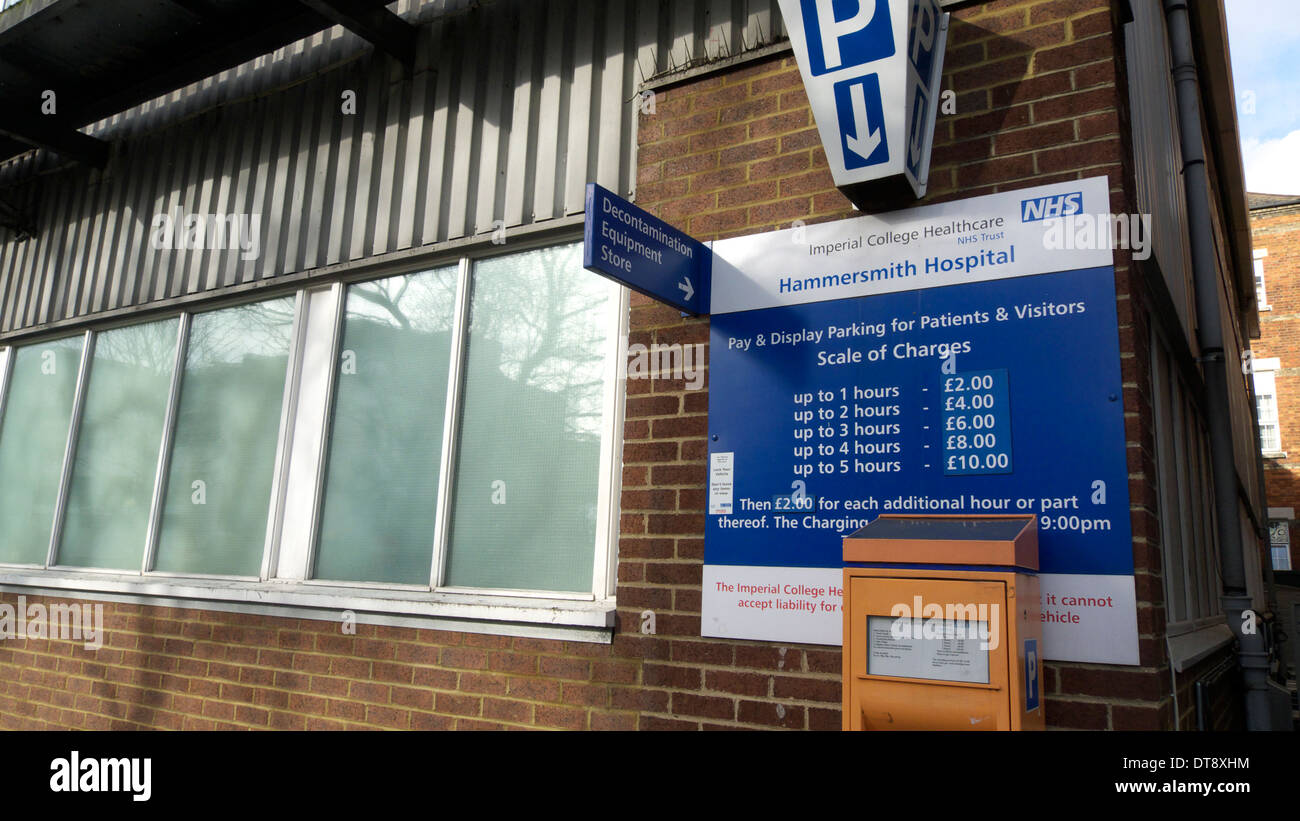 Vereinigtes Königreich West London du cane Straße Hammersmith Hospital ein Zeichen anzeigen Parkgebühren Stockfoto