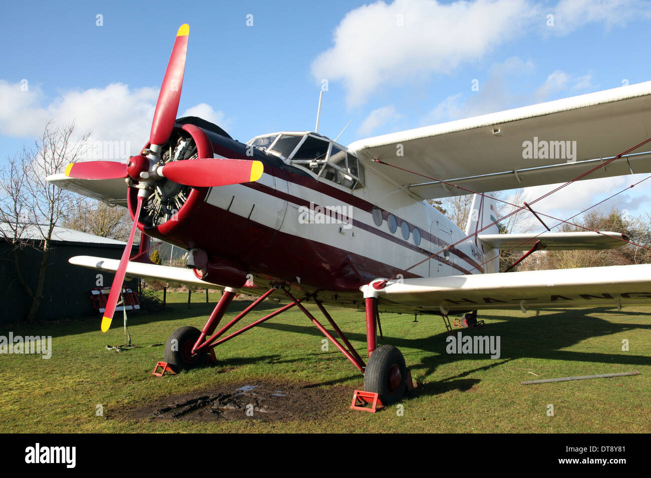 geparkt auf dem Boden auf Hinton in Hecken Flugplatz Flugzeug Antonov AN2 Stockfoto