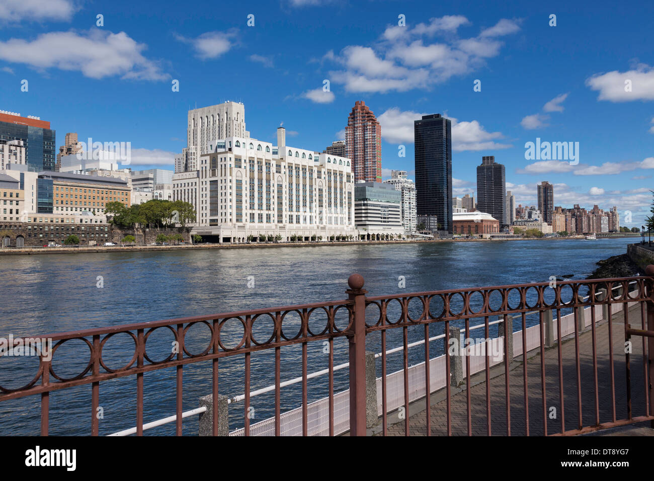 Skyline von Midtown Manhattan und dem East River von Roosevelt Island, New York City, USA Stockfoto
