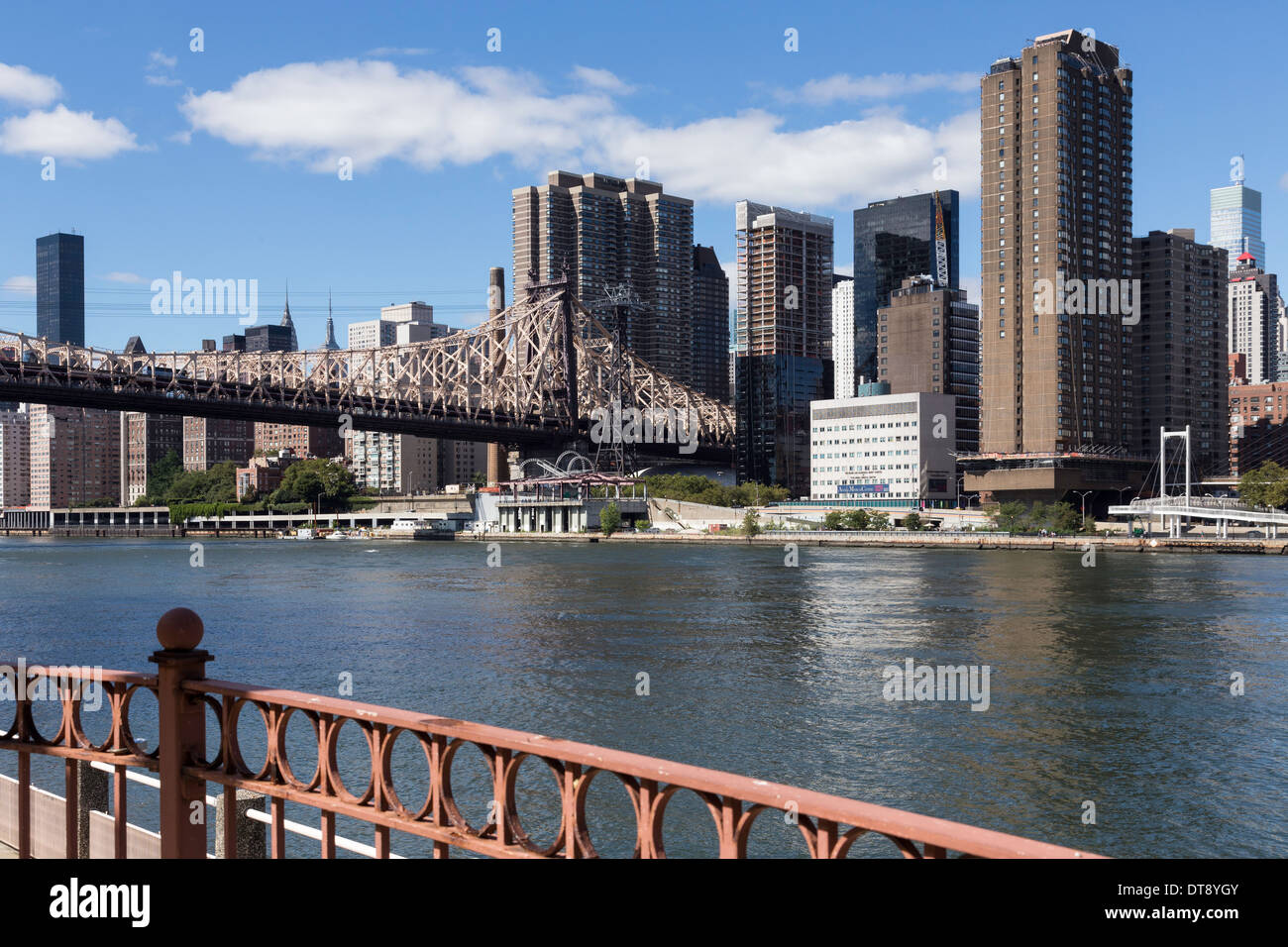 Skyline von Midtown Manhattan und dem East River von Roosevelt Island, New York City, USA Stockfoto