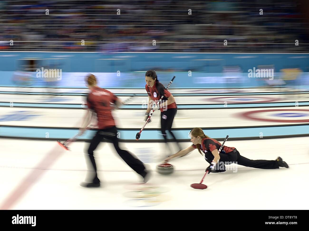 Sotschi, Russland. 12. Februar 2014. Kaitlyn Lawes (CAN, Vize-überspringen) schiebt sich mit Dawn McEwen (CAN, links) und Jill Officer (CAN). Womens curling - Ice Cube Curling Zentrum - Olympiapark - Sotschi - Russland - 02.12.2014 Credit: Sport In Bilder/Alamy Live News Stockfoto