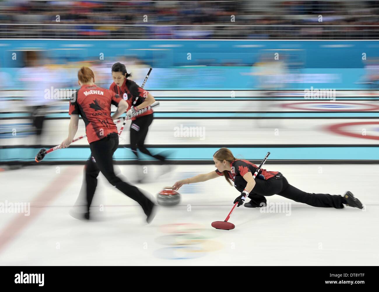 Sotschi, Russland. 12. Februar 2014. Kaitlyn Lawes (CAN, Vize-überspringen) schiebt sich mit Dawn McEwen (CAN, links) und Jill Officer (CAN). Womens curling - Ice Cube Curling Zentrum - Olympiapark - Sotschi - Russland - 02.12.2014 Credit: Sport In Bilder/Alamy Live News Stockfoto