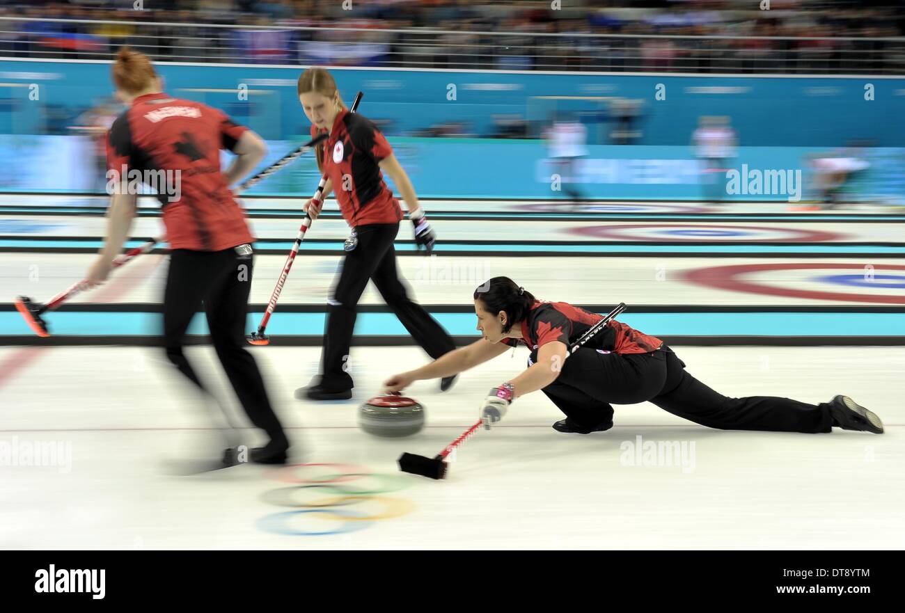 Sotschi, Russland. 12. Februar 2014. Jill Officer (CAN) schiebt sich mit Dawn McEwen (CAN, links) und Kaitlyn Lawes (CAN, Vize-überspringen). Womens curling - Ice Cube Curling Zentrum - Olympiapark - Sotschi - Russland - 02.12.2014 Credit: Sport In Bilder/Alamy Live News Stockfoto