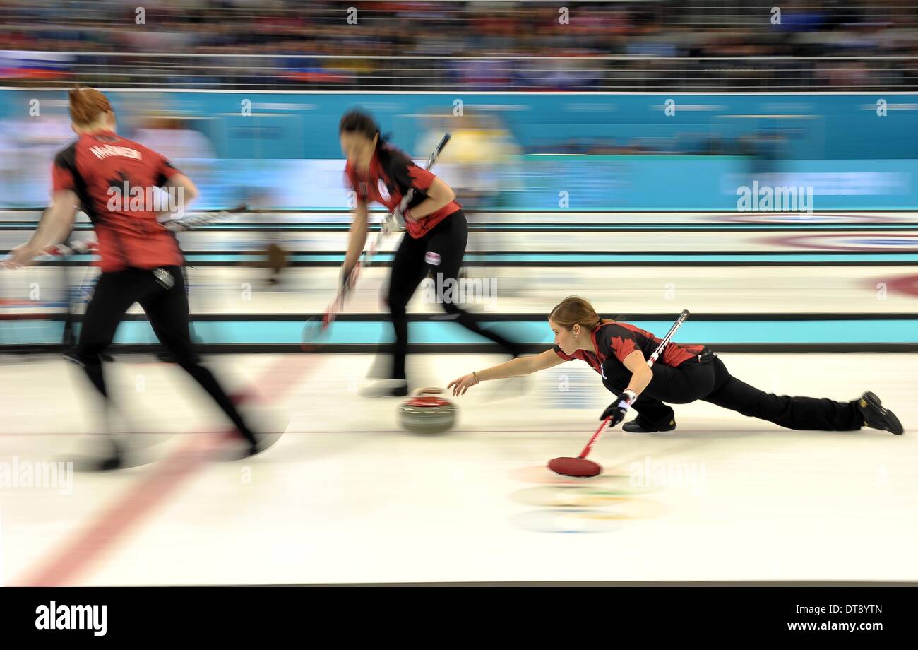 Sotschi, Russland. 12. Februar 2014. Kaitlyn Lawes (CAN, Vize-überspringen) schiebt sich mit Dawn McEwen (CAN, links) und Jill Officer (CAN). Womens curling - Ice Cube Curling Zentrum - Olympiapark - Sotschi - Russland - 02.12.2014 Credit: Sport In Bilder/Alamy Live News Stockfoto