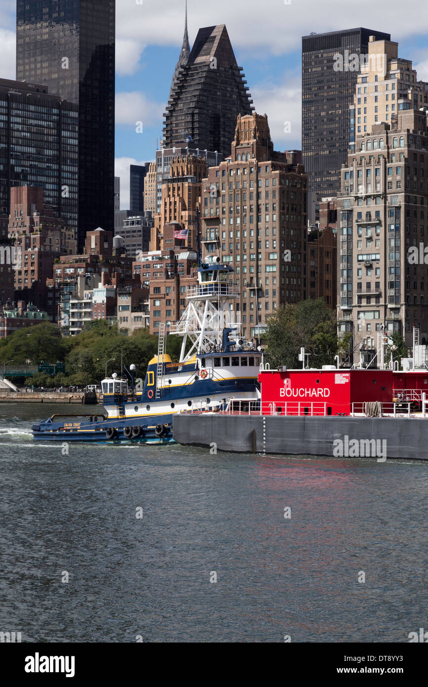 Skyline von Midtown Manhattan und Schlepper schob Kahn den East River, New York City, USA Stockfoto