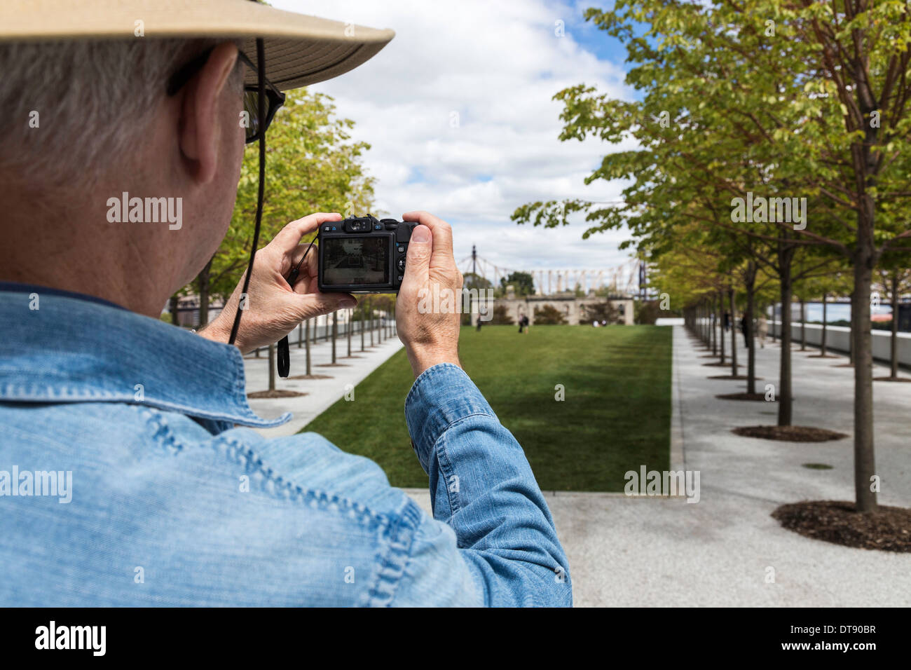 Senior woman Aufnahmen bei vier Freiheiten Park auf Roosevelt Island Stockfoto