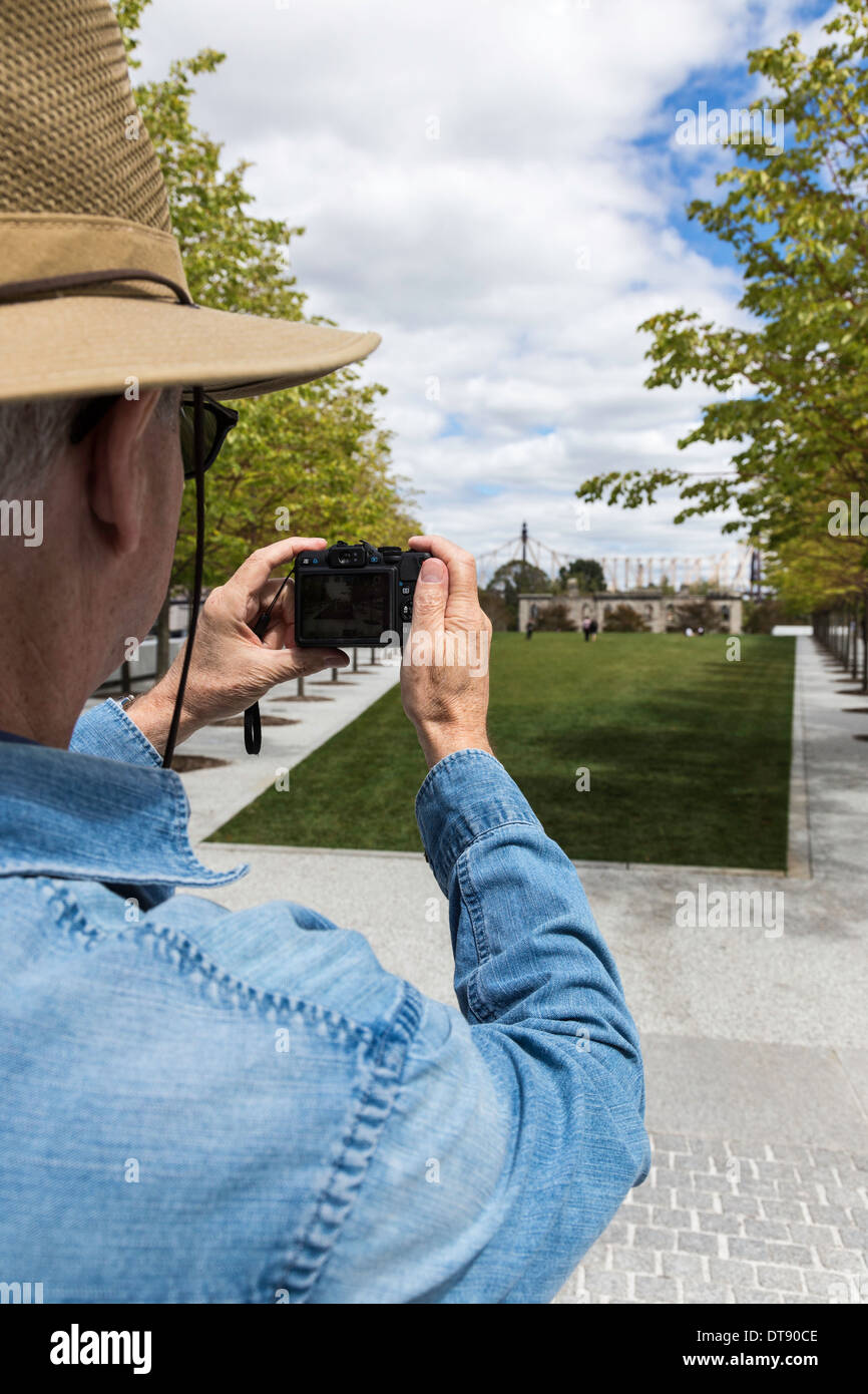 Senior woman Aufnahmen bei vier Freiheiten Park auf Roosevelt Island Stockfoto