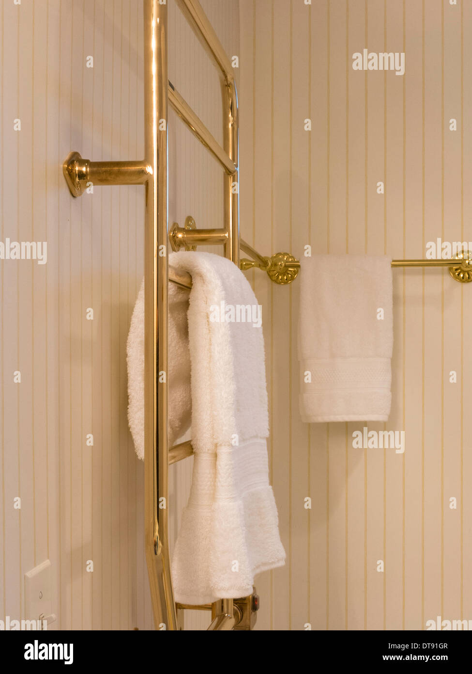 Handtücher auf Wohn Bad Handtuch wärmer und Rack, USA Stockfoto