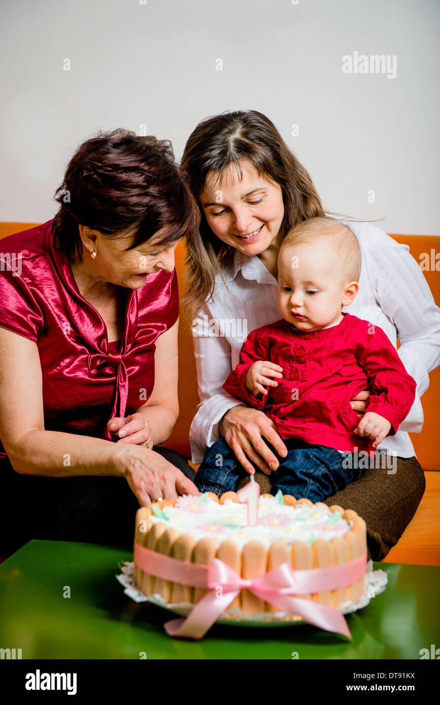 Mutter und Großmutter mit kleinen Baby feiert ersten Geburtstag Stockfoto