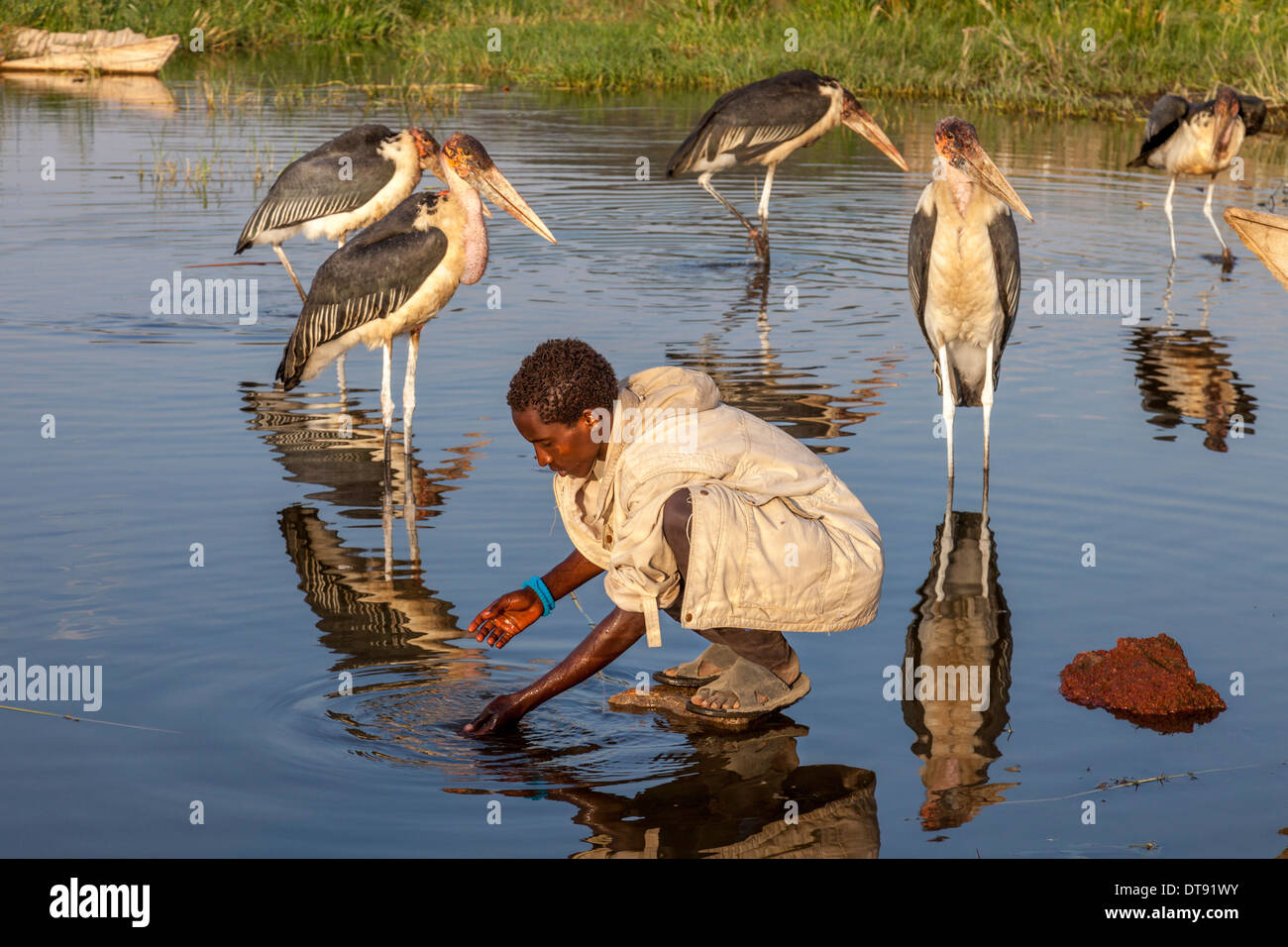 Ein Fischer wäscht sich im See, der Fisch Markt, See Hawassa Hawassa, Äthiopien Stockfoto