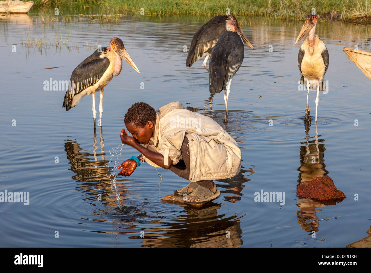 Ein Fischer wäscht sich im See, der Fisch Markt, See Hawassa Hawassa, Äthiopien Stockfoto