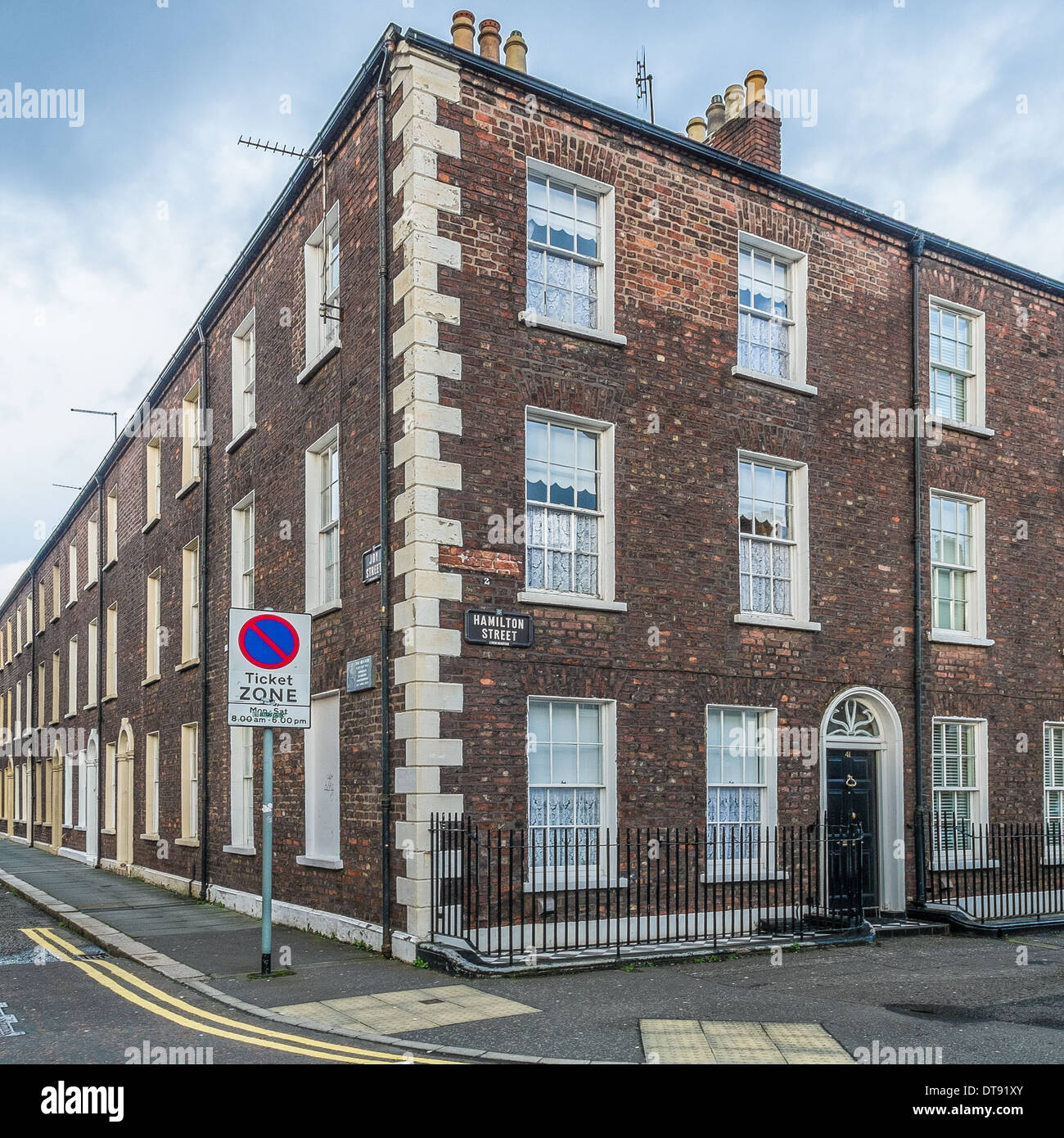 Die Ecke der Freude Street und Hamilton Street Belfast; ein Georgier Terrasse im Bereich Markets, erbaut in den 1830er Jahren. Stockfoto