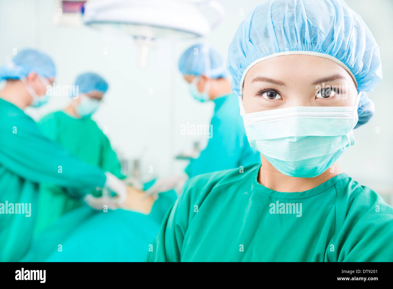 Chirurgische Frau und Chirurgen in einem Operationssaal im Krankenhaus Stockfoto