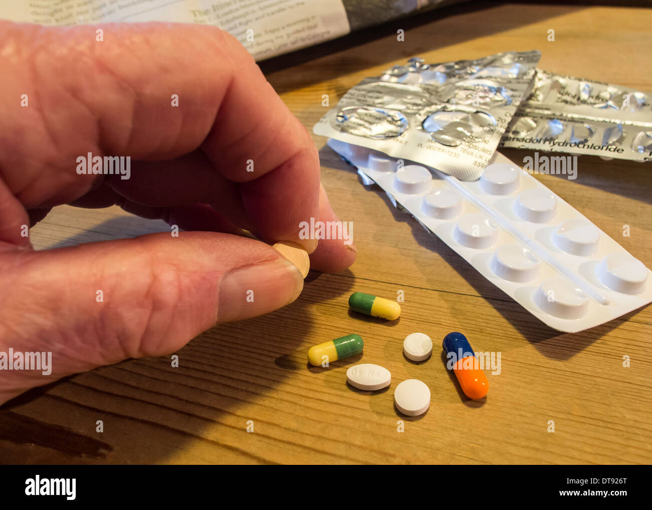 Älterer Mann mit Auswahl an Pillen, Tabletten und Kapseln. Tägliche Dosis des Medikaments. Stockfoto