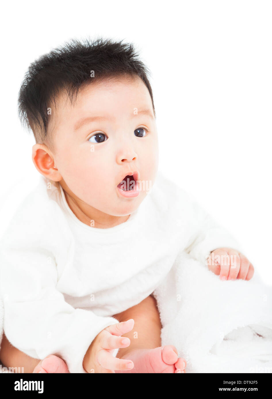 niedliche Baby lustig überrascht Grimasse mit Handtuch über weiß Stockfoto