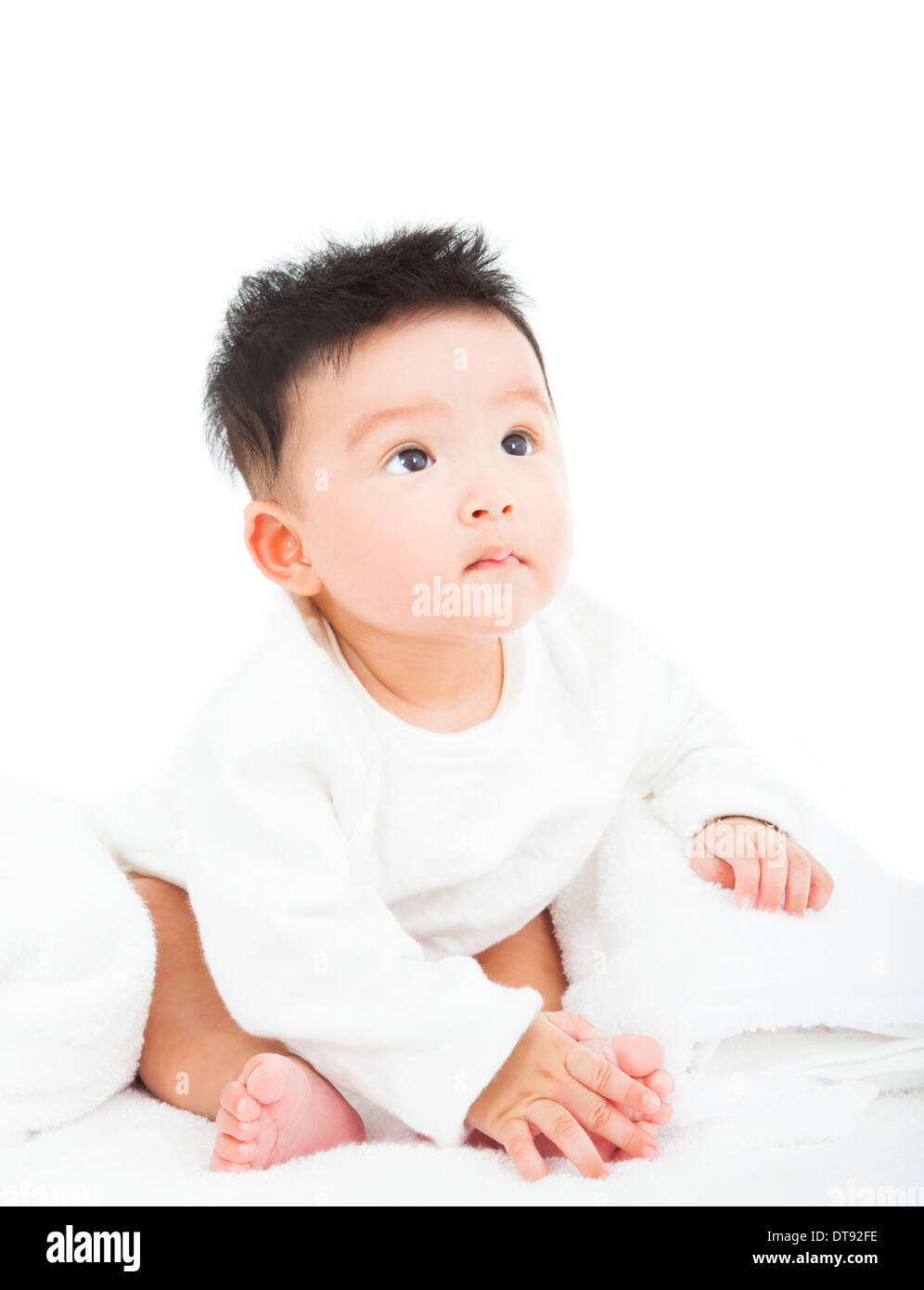 niedlichen Kleinkind Neugeborenes sitzen und mit Blick auf weiß Stockfoto