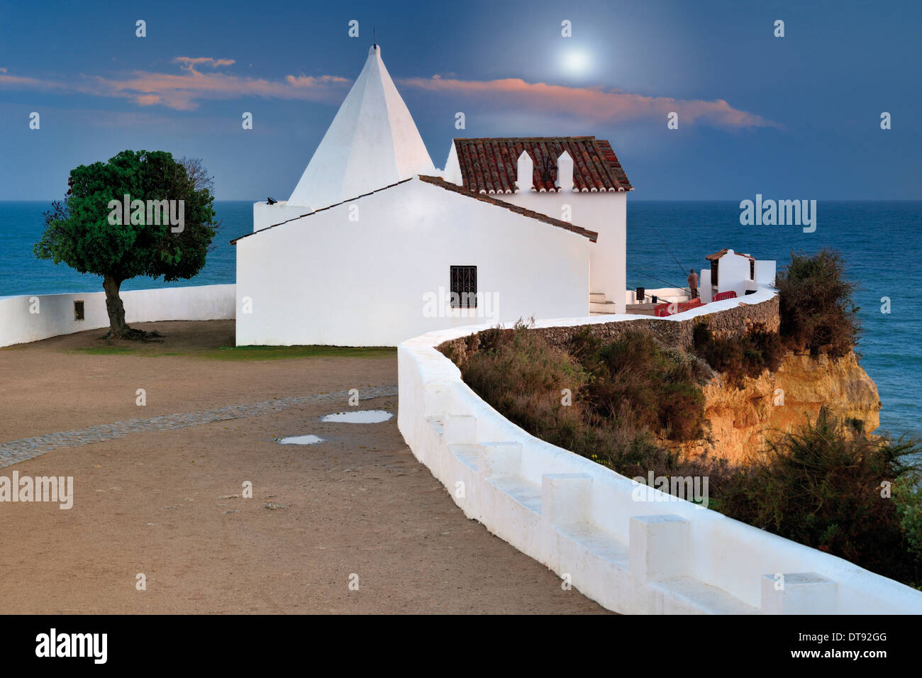 Portugal, Algarve: Nächtliche Blick auf mittelalterliche Kapelle Nossa Senhora da Rocha in Armacao de Pera Stockfoto