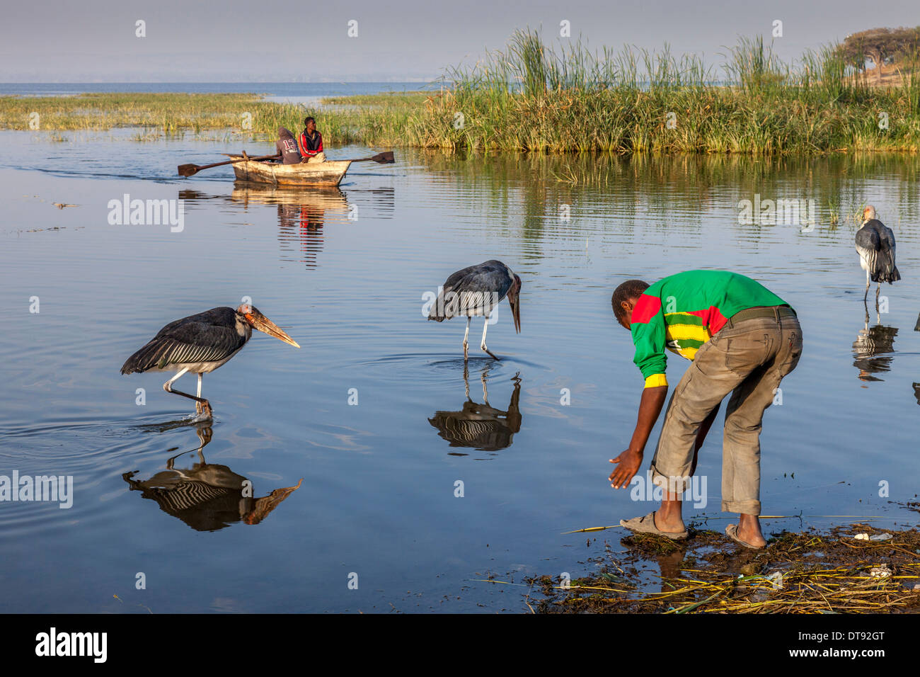 Ein Fischer waschen im See, der Fisch Markt, See Hawassa Hawassa, Äthiopien Stockfoto