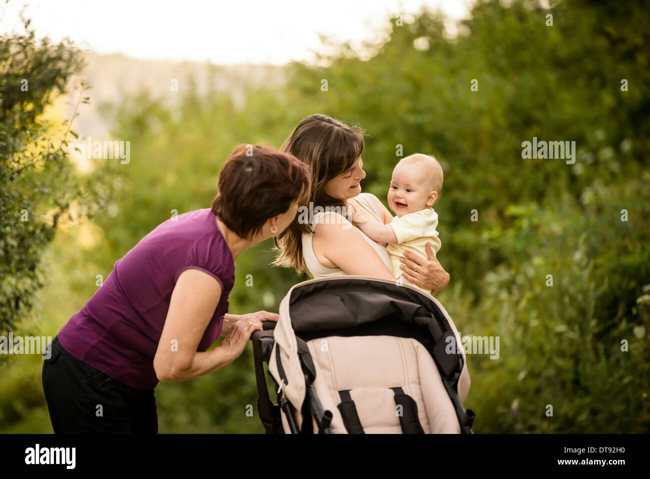 Happy together - Großmutter mit ihrer Tochter und Enkelin im Freien in der Natur Stockfoto