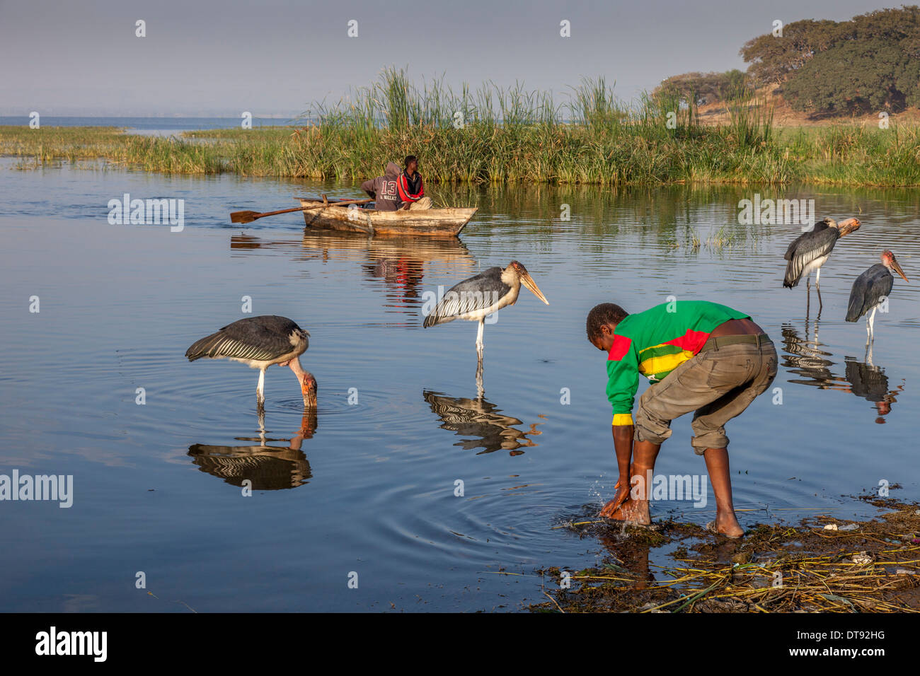 Ein Fischer waschen im See, der Fisch Markt, See Hawassa Hawassa, Äthiopien Stockfoto