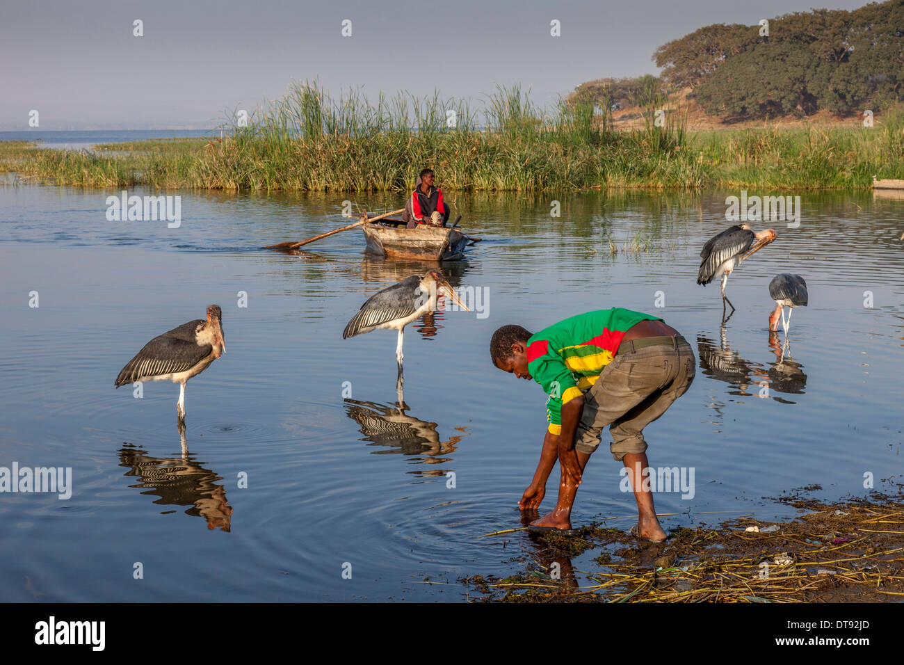 Ein Fischer waschen im See, der Fisch Markt, See Hawassa Hawassa, Äthiopien Stockfoto