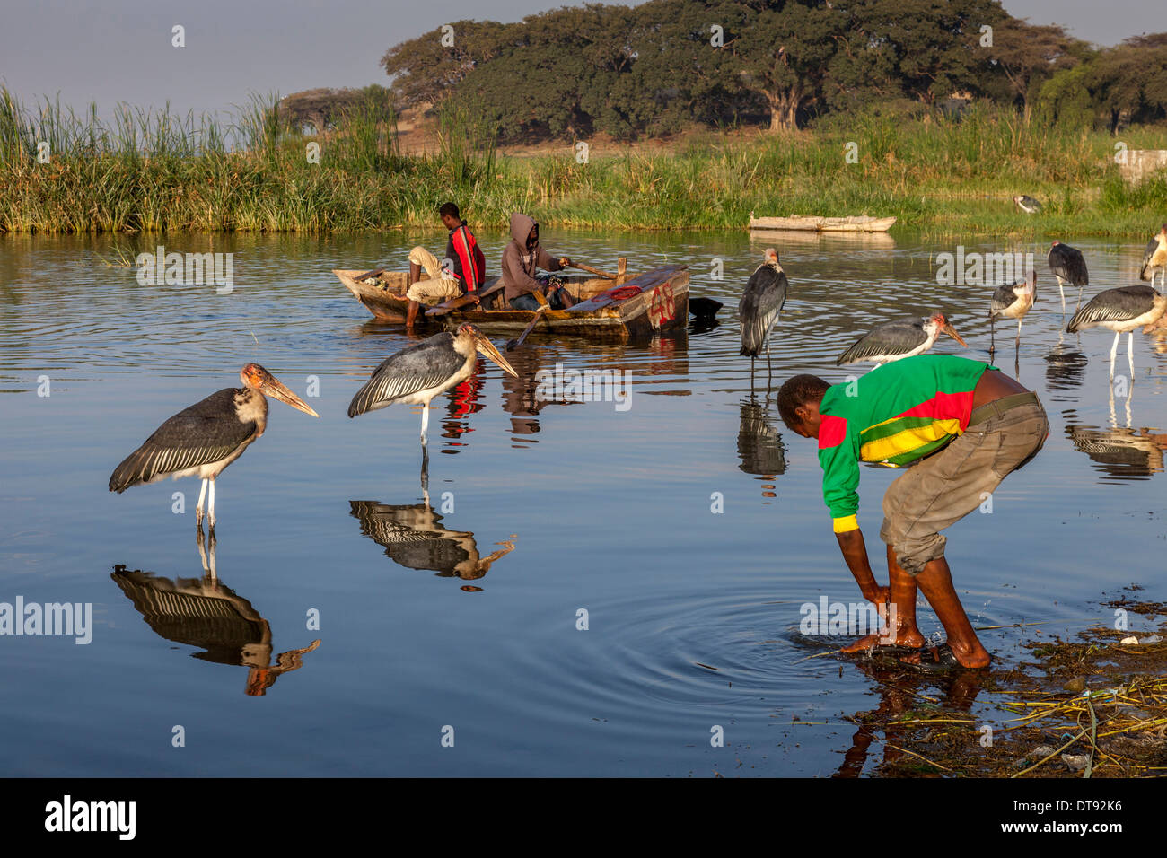 Ein Fischer waschen im See, der Fisch Markt, See Hawassa Hawassa, Äthiopien Stockfoto