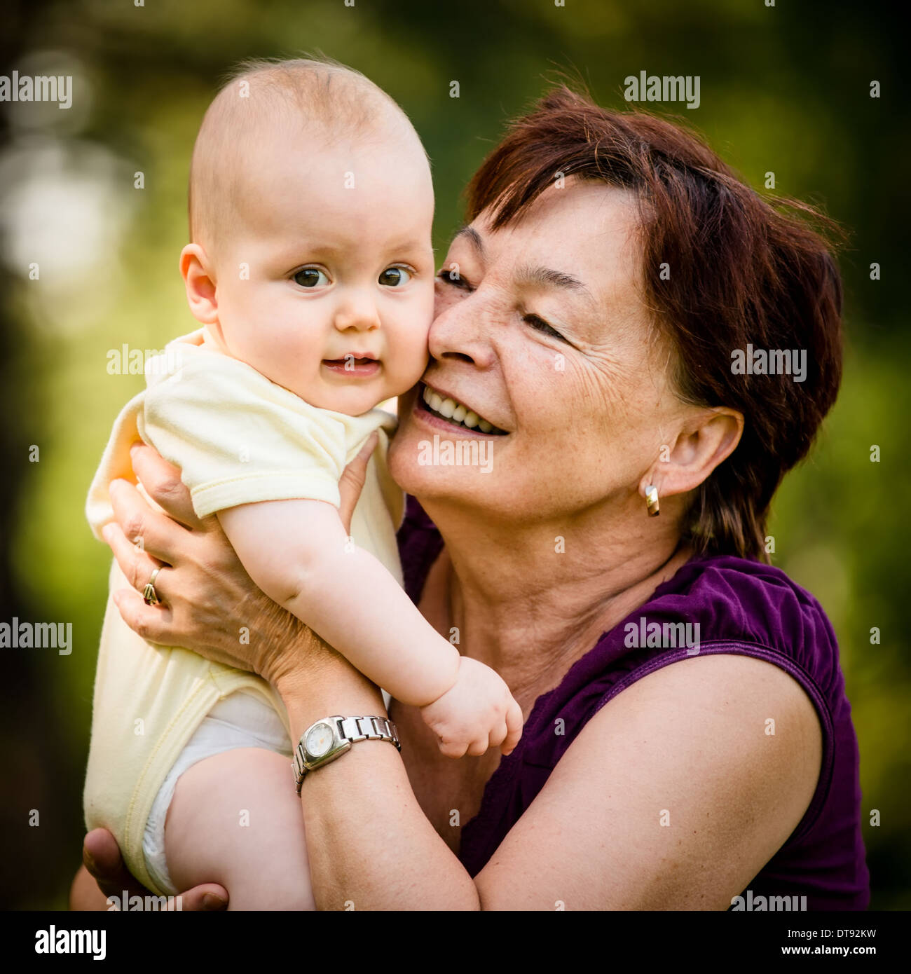 Detail der senior Frau hält ihre Enkelin im Freien in der Natur Stockfoto