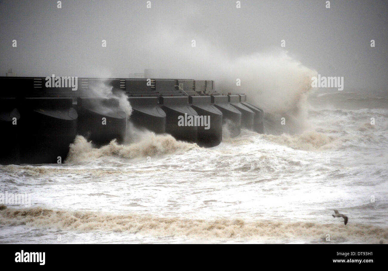 Riesige Wellen über Brighton Marina als eine weitere Reihe von Stürmen batter Großbritannien heute Nachmittag Stockfoto