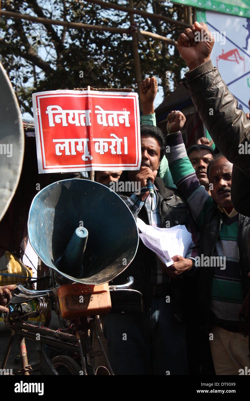 Gandhi Maidan Patna, Bihar, Indien, 12. Februar 2014. Rally von Beratern für die Landwirte. Diese Menschen beraten Landwirte auf Dorfebene Wurzel für allgemeine Regierung Wachstum und Entwicklung Stadien Kundgebung am Gandhi Maidan heute Morgen mit verschiedenen Nachfrage wie Zahlungen und Job Dauerhaftigkeit des VLW/Restaurant. Bildnachweis: Rupa Ghosh / Alamy Live News. Stockfoto