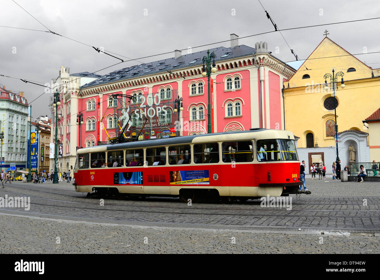 Straßenbahnen öffentliche Verkehrsmittel Prag Tschechien CZ Europa Stockfoto