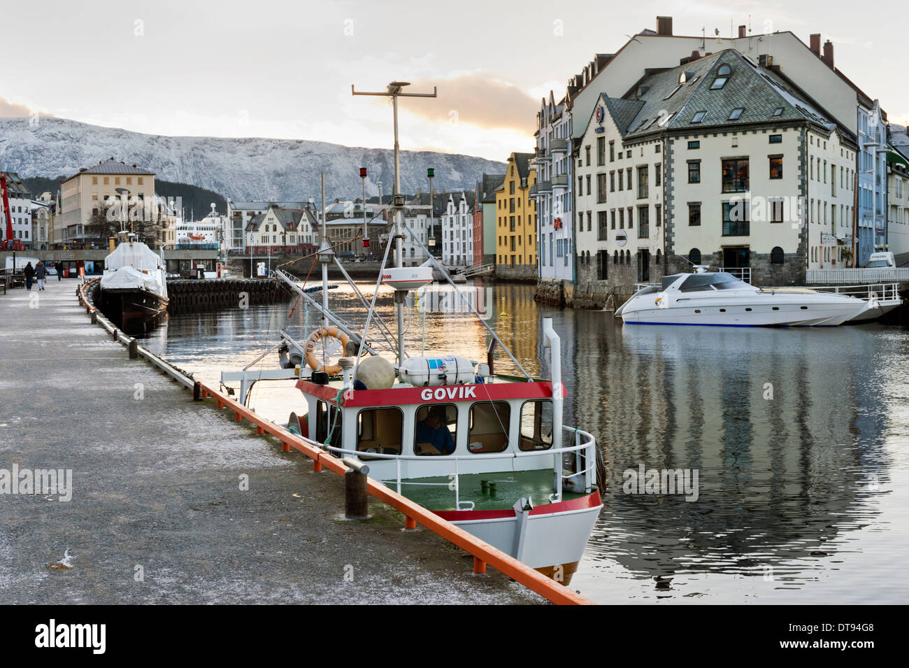 Angelboote/Fischerboote in den alten Hafen bei Ålesund, Norwegen, eine Stadt berühmten Jugendstil-Architektur Stockfoto