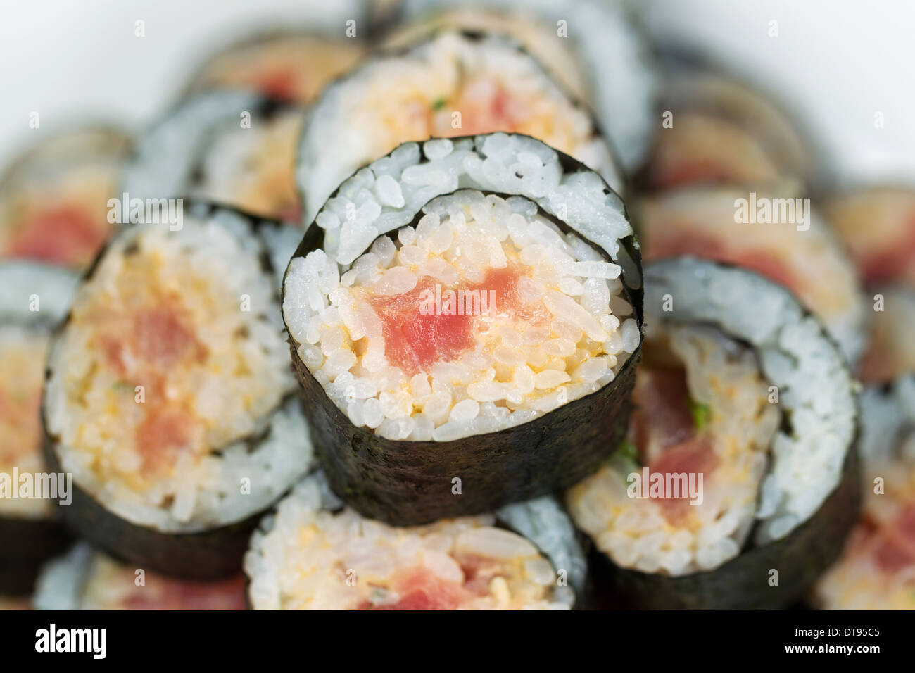 Closeup horizontale Foto von einem einzigen würzige Thunfisch Rollen auf Sushi-Stapel Stockfoto