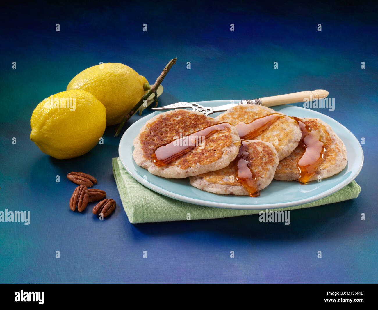 Zitrone-Pekannuss-Pfannkuchen Stockfoto
