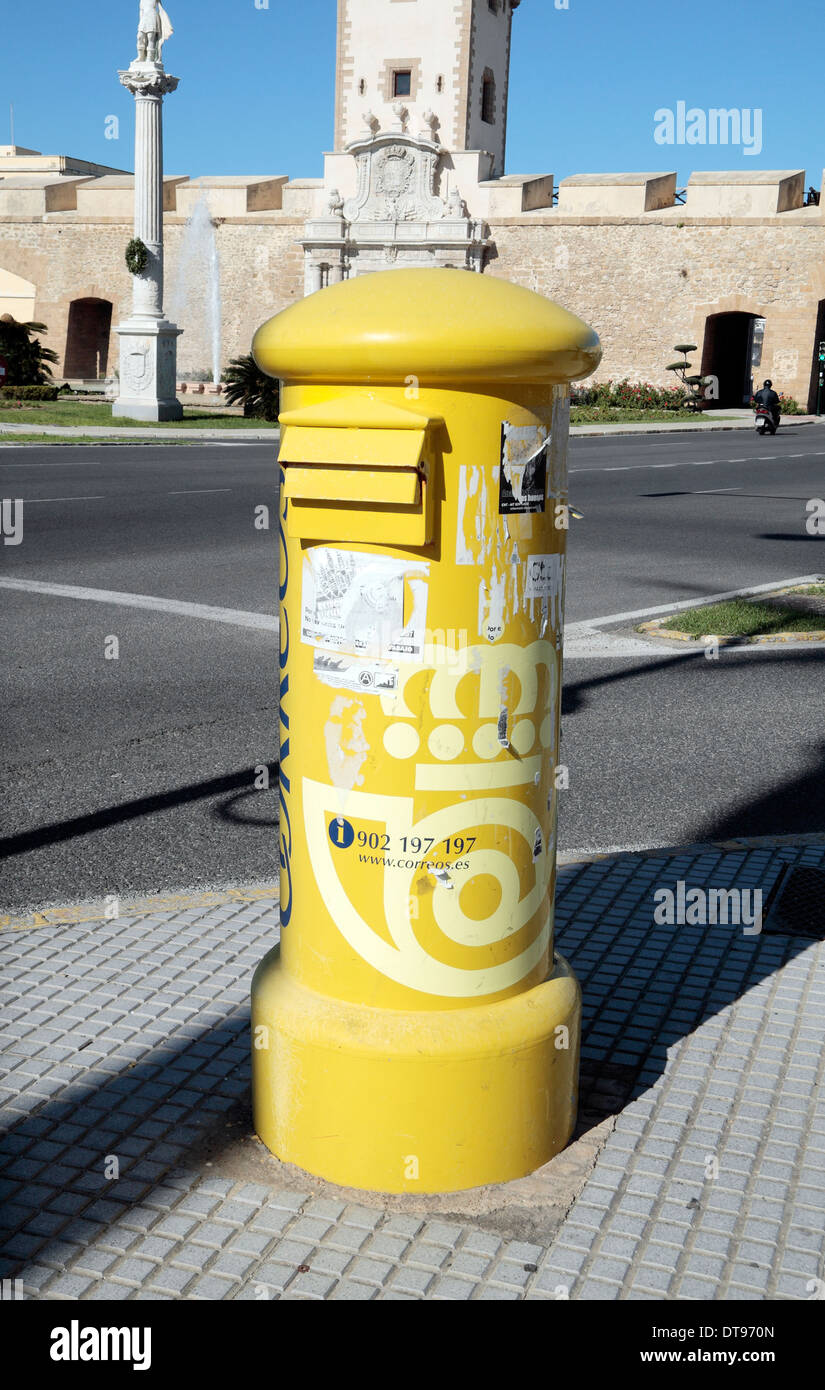 Ein helles Gelb Correos Briefkasten (Correos ist die spanische Post), in  Cadiz, Andalusien, Spanien Stockfotografie - Alamy