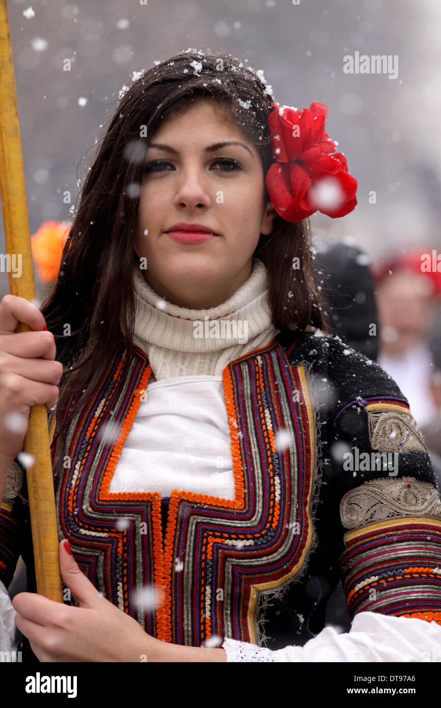 Pernik, Bulgarien - 25. Januar 2014: Frau in traditioneller Maskenball Kostüm sieht man auf dem International Festival of the Masque Stockfoto