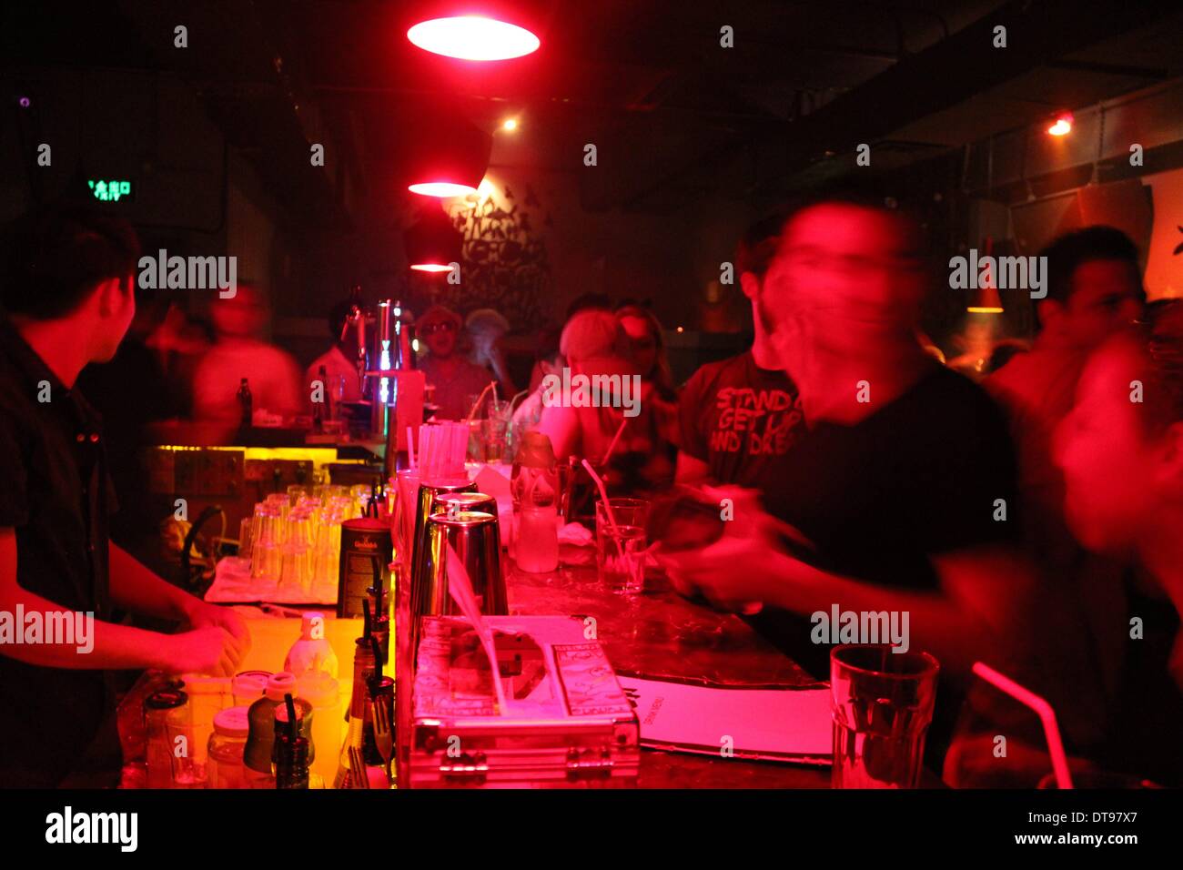 Expats und Chinesen versammeln sich am Lola Nachtclub in Shanghai zu hören und tanzen zu elektronischer Musik. -2013 Stockfoto